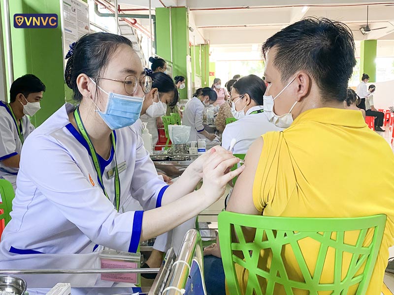 tiêm vắc xin cúm cho doanh nghiệp