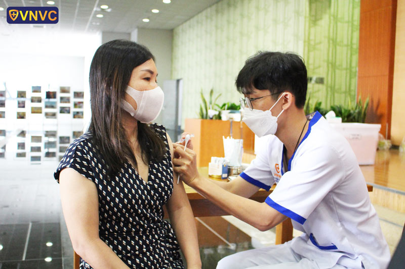 tiêm vắc xin cúm cho doanh nghiệp