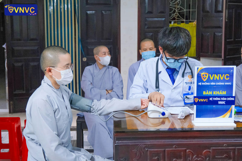 tiêm vắc xin cho quý tu sĩ