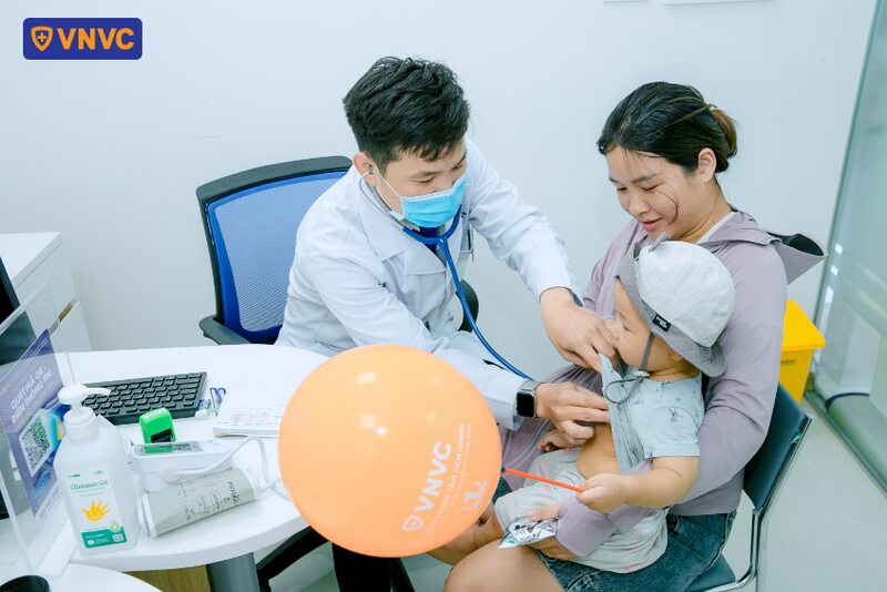 khám sàng lọc cho trẻ trước khi tiêm vắc xin