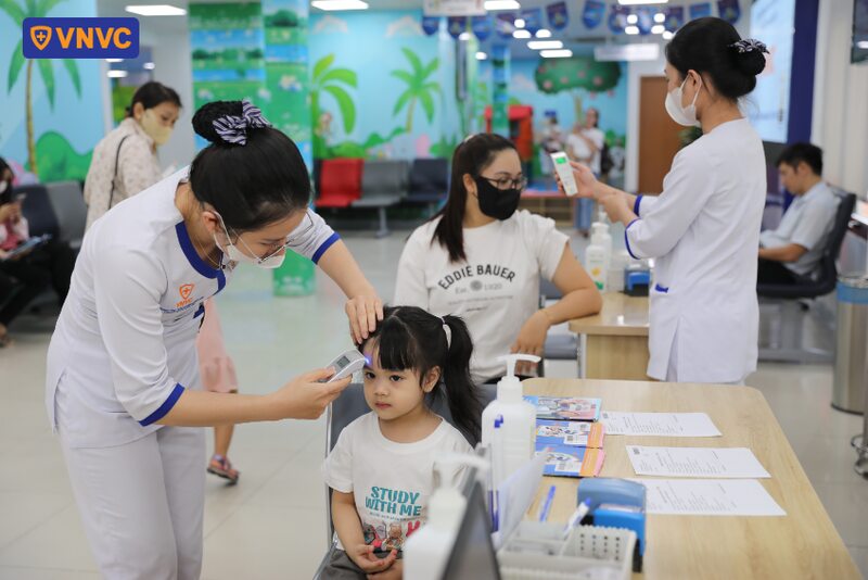 kiểm tra nhiệt độ sau tiêm chủng