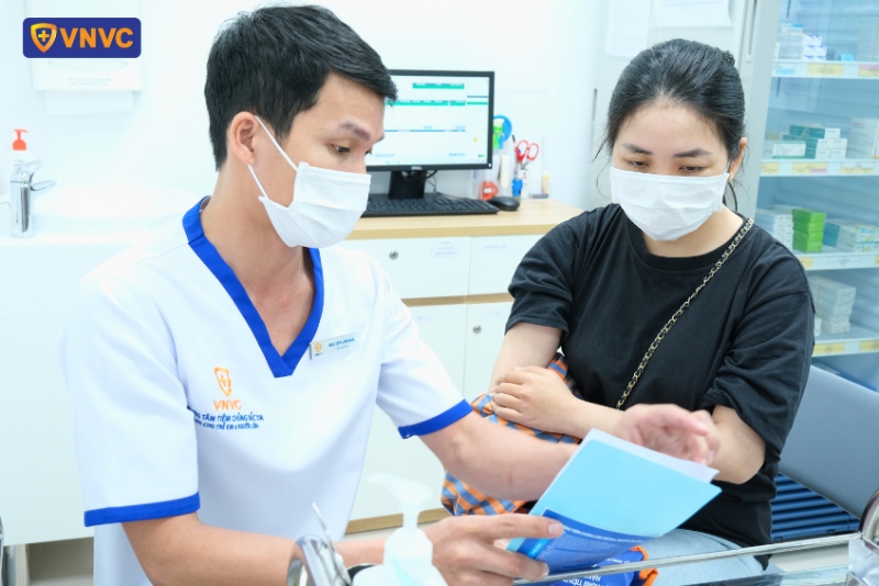 phụ nữ tham gia tiêm tại vnvc trà vinh