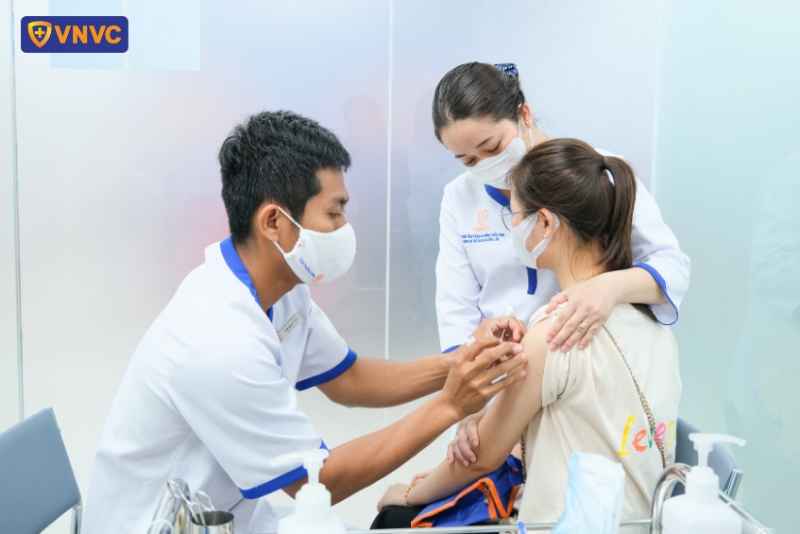 phụ nữ tiêm vắc xin tại vnvc trà vinh