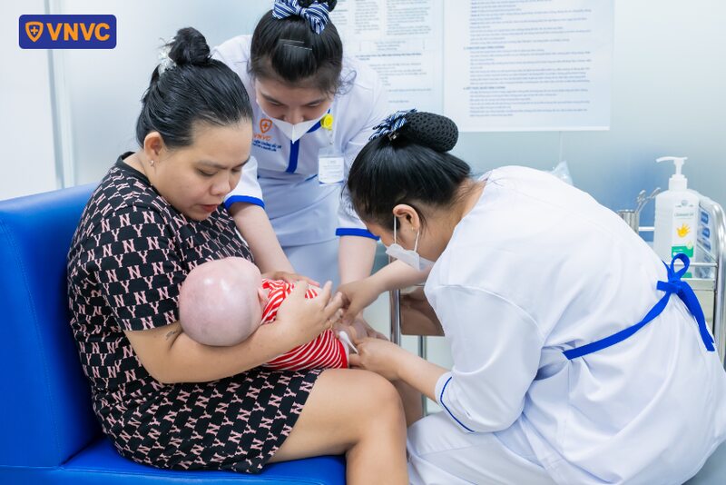 tiêm phòng cho trẻ 3 tháng tuổi