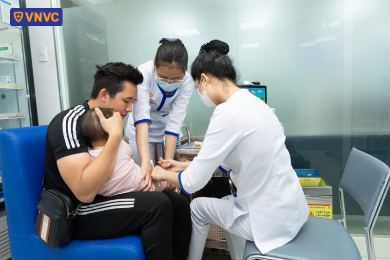tiêm vắc xin cho trẻ 6 tháng tuổi
