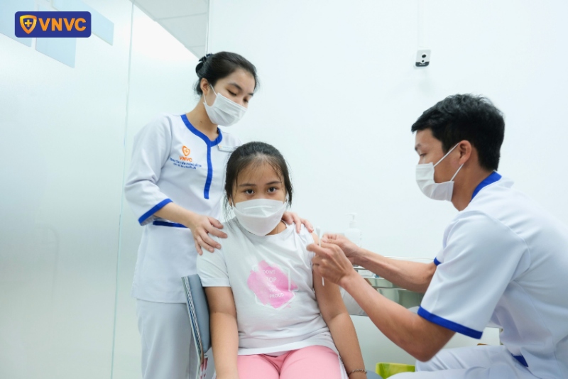 trẻ nhỏ tiêm ngừa tại vnvc trà vinh