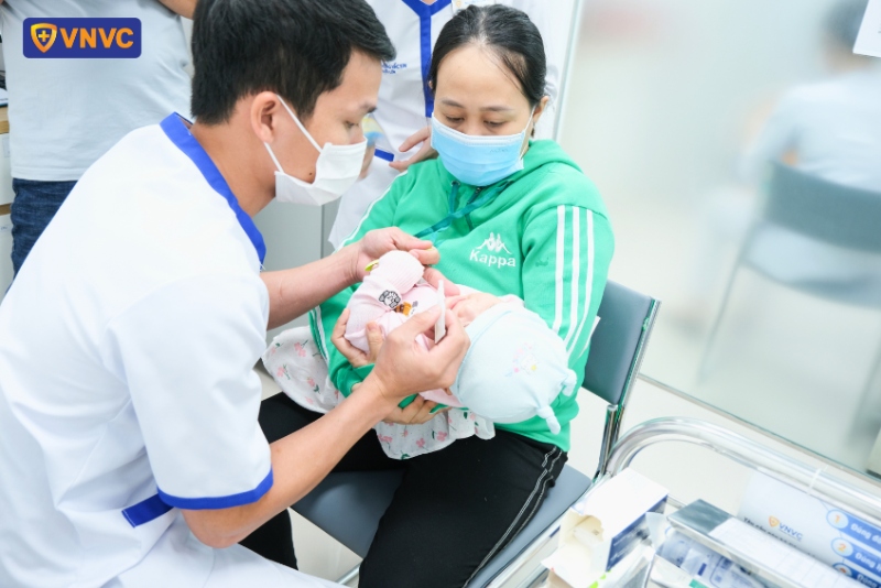trẻ sơ sinh tiêm tại vnvc trà vinh