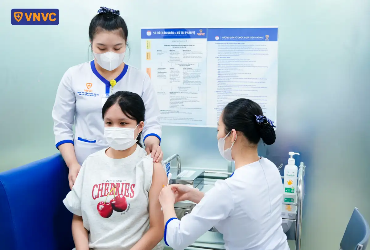 chích vaccine cho bé gái