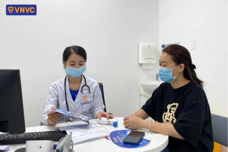 bác sĩ tư vấn trước tiêm chủng tại vnvc