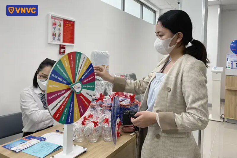 khách hàng tham gia vòng quay may mắn tại vnvc