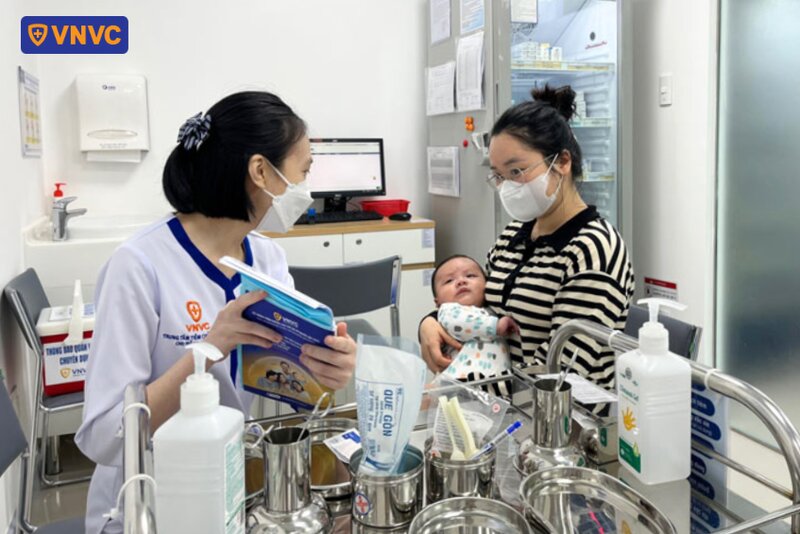 tư vấn tiêm chủng cho mẹ và bé