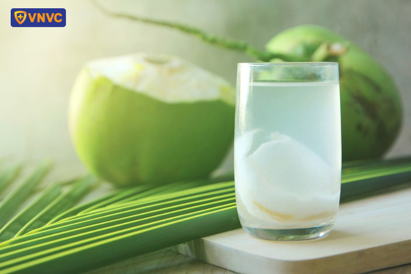 nước dừa cung cấp điện giải cho người bệnh