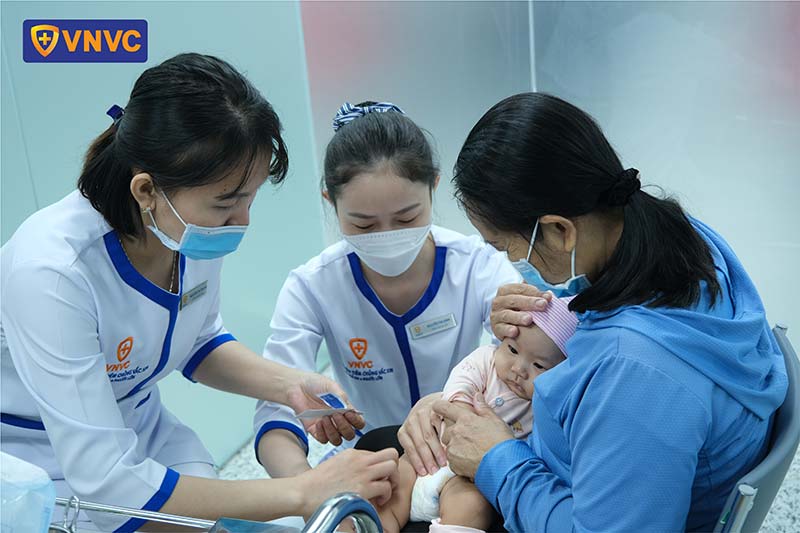 tiêm vắc xin cho trẻ em