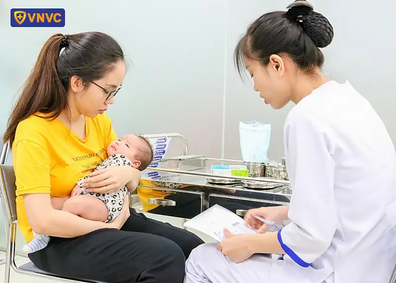 tiêm đầy đủ vắc xin cho trẻ sơ sinh
