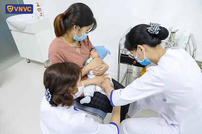 tiêm vắc xin lao và viêm gan b cho trẻ