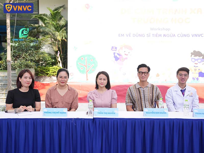 ban giám khảo em vẽ dũng sĩ tiêm ngừa