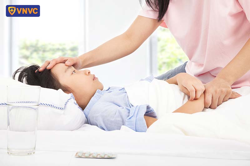 bé nghỉ ngơi trong phòng thoáng khí