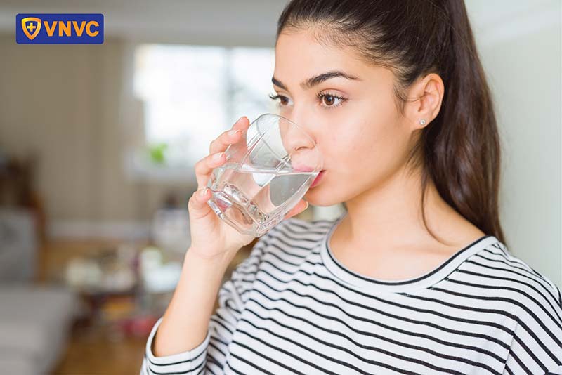 bị thủy đậu nên uống đủ nước