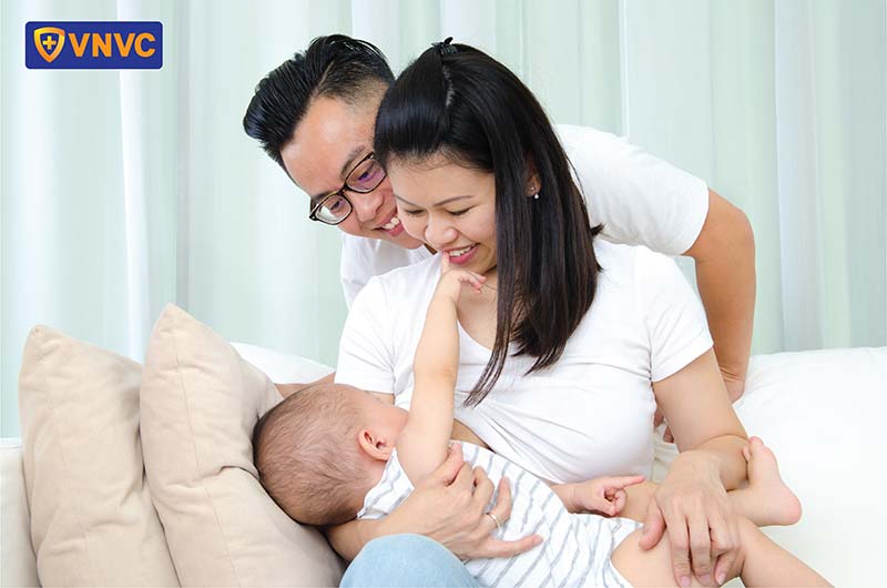 chơi đùa với trẻ sơ sinh