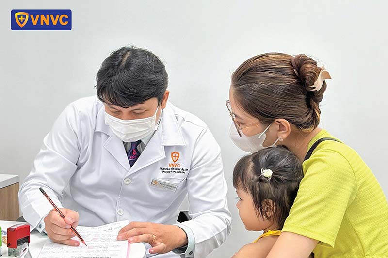 đưa bé đi tiêm ngừa thủy đậu