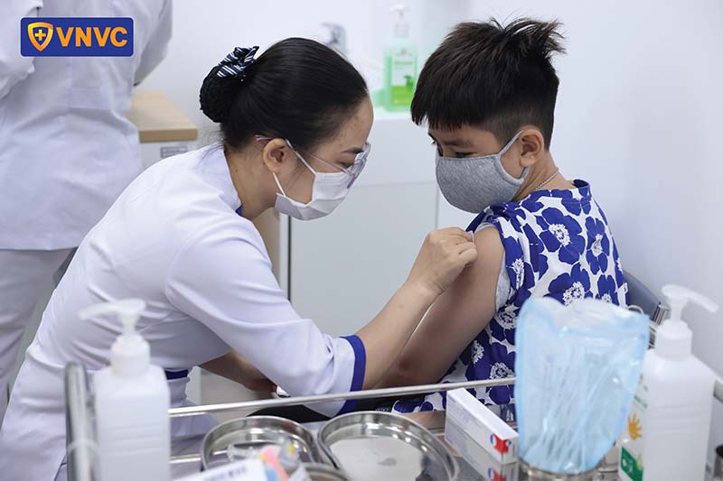 tiêm phòng thủy đậu cho bé trai