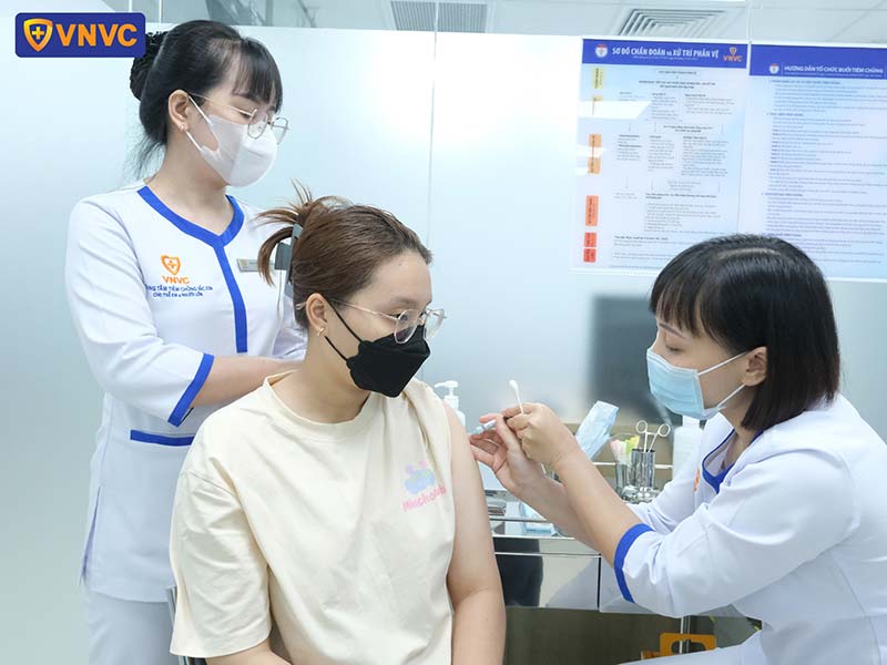 tiêm vắc xin ngừa thủy đậu trước khi bệnh vào mùa