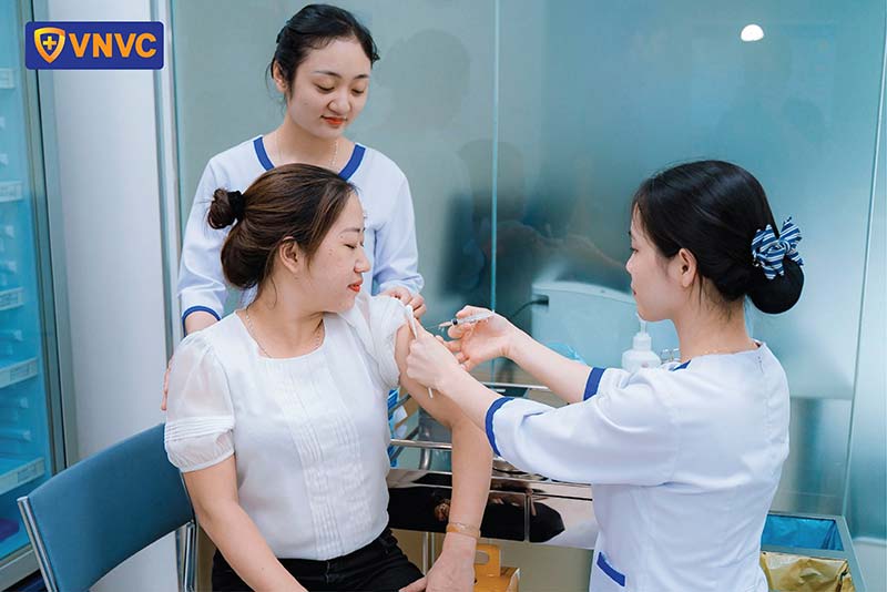 tiêm vắc xin thủy đậu phòng bệnh cho người lớn