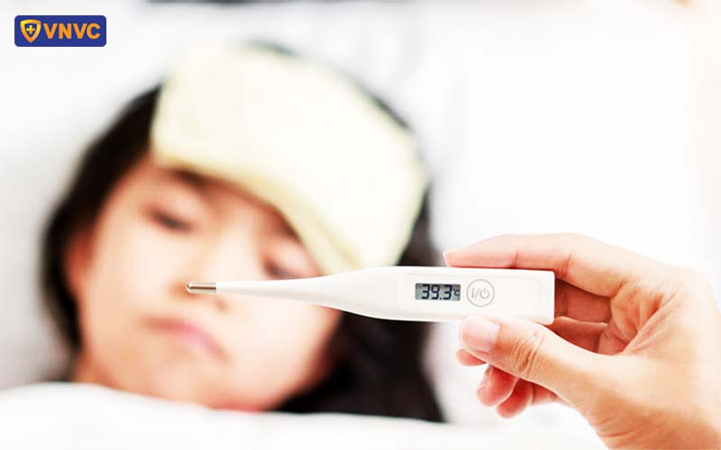 trẻ bị sốt cao bất thường