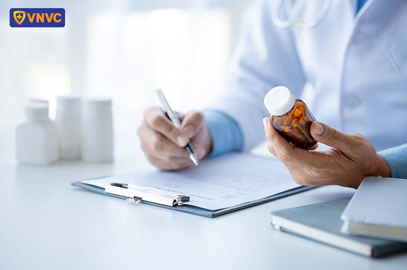 bác sĩ kê đơn thuốc
