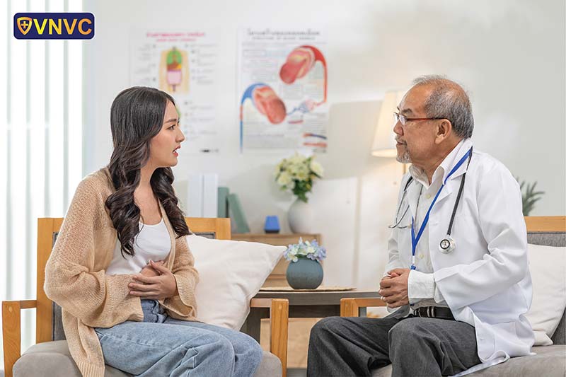 bác sĩ tư vấn cho bệnh nhân nữ