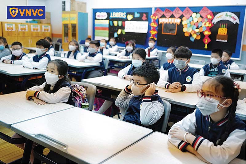 bé đeo khẩu trang ở lớp học