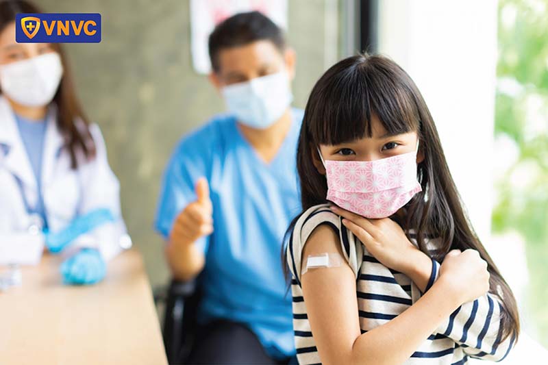 bé được miễn dịch thủy đậu bằng vắc xin