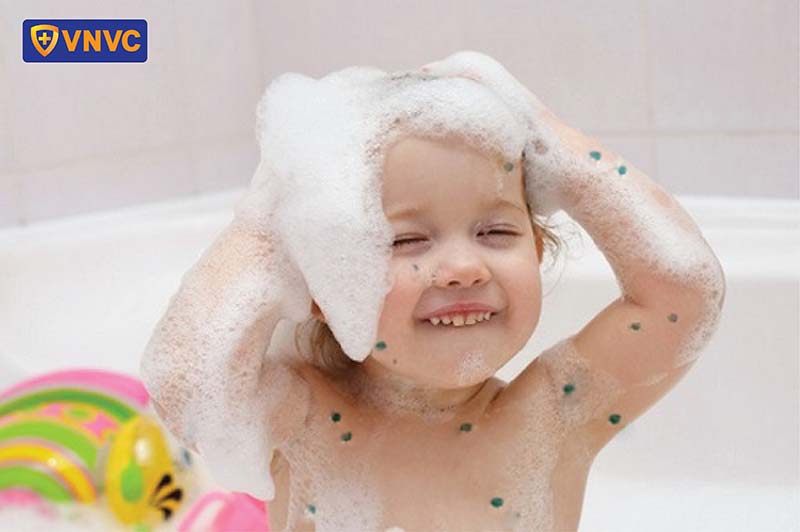 bé tắm khi bị thủy đậu