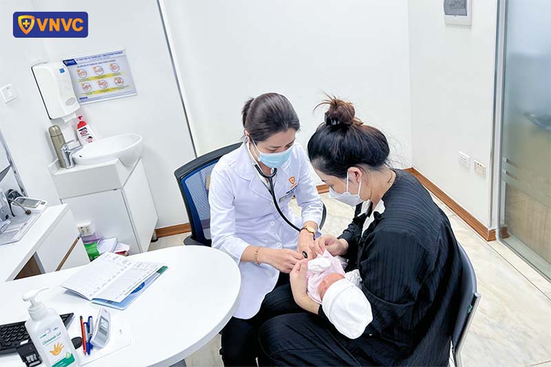 trẻ khám sàng lọc trước khi tiêm viêm gan b