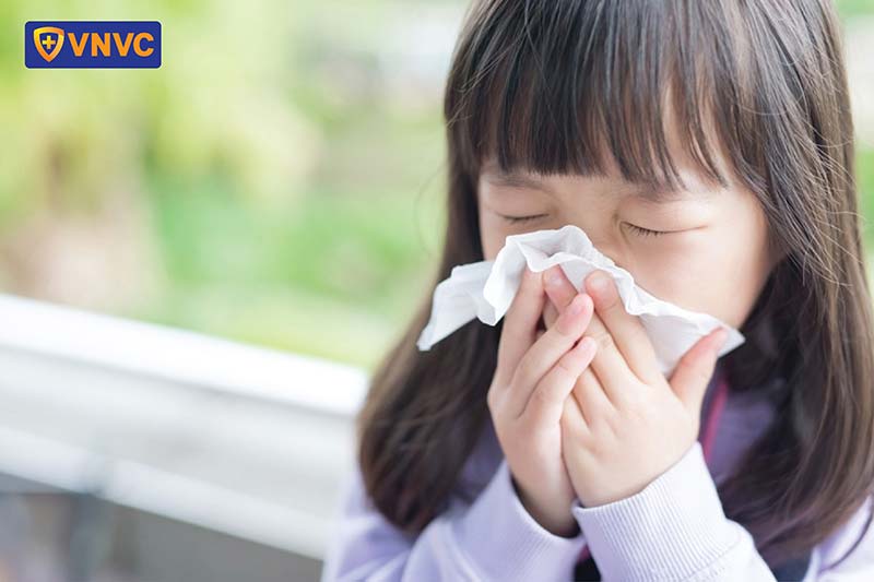 trẻ mắc cúm mùa