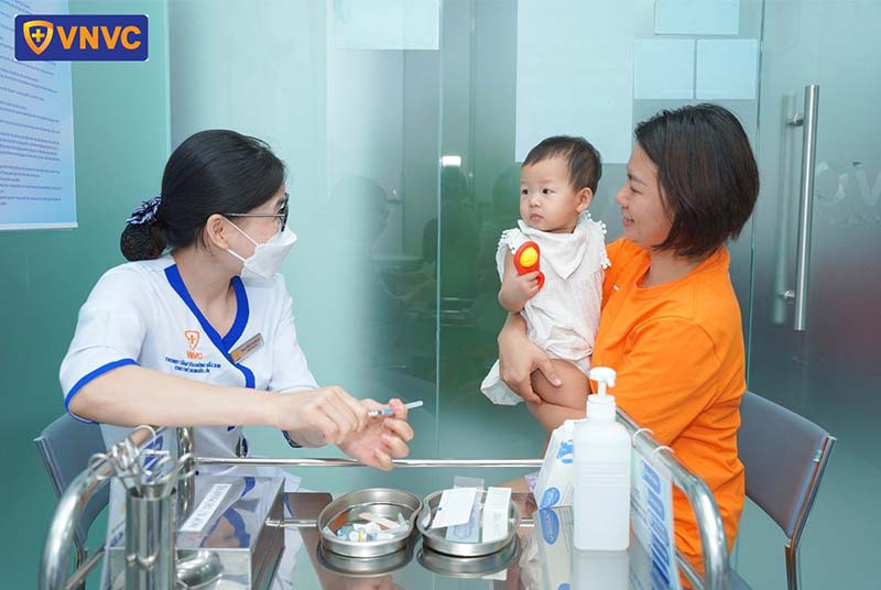 trẻ tiêm chủng phòng bệnh hô hấp
