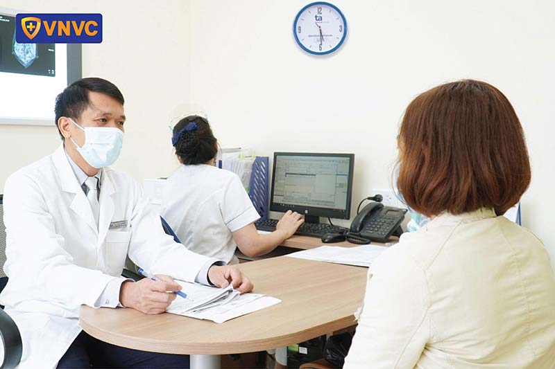 bác sĩ bệnh viện tâm anh tư vấn bệnh nhân