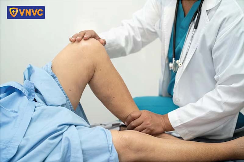 bác sĩ chẩn đoán cho bệnh nhân
