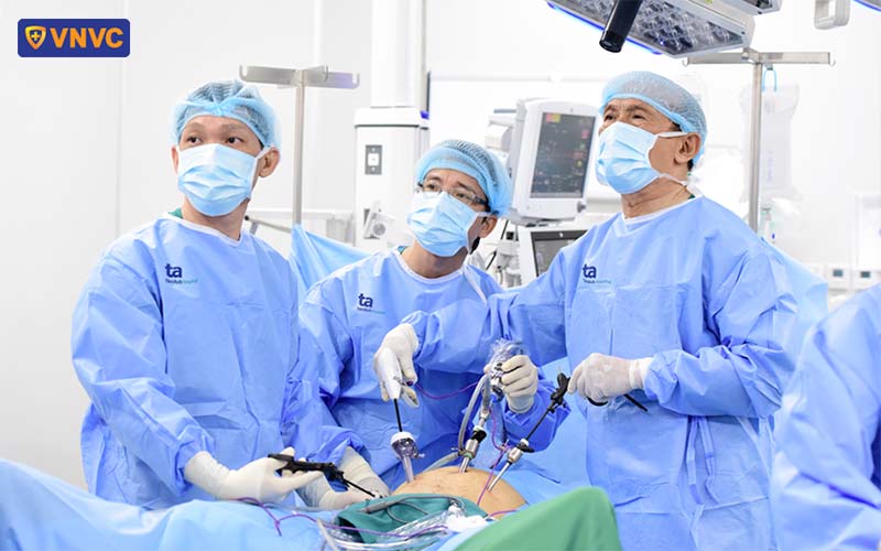bác sĩ phẫu thuật tại bệnh viện tâm anh