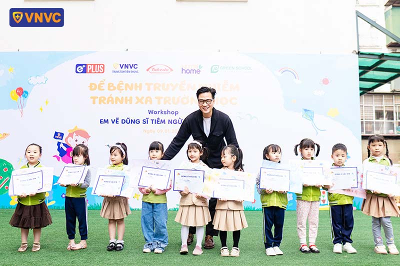 em vẽ dũng sĩ tiêm ngừa