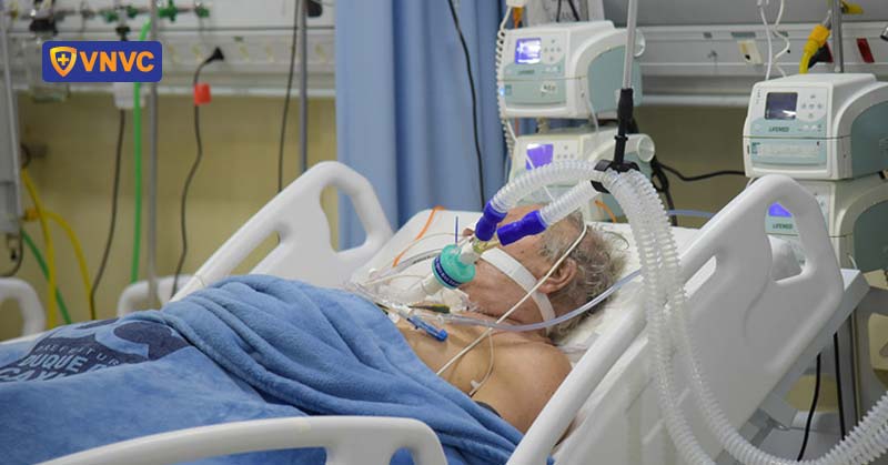 người lớn tuổi bị bệnh nặng