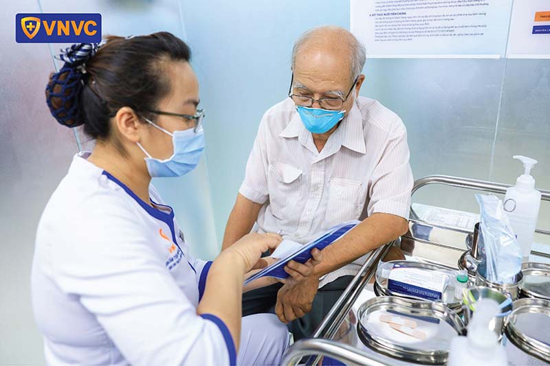 người lớn tuổi tiêm phế cầu