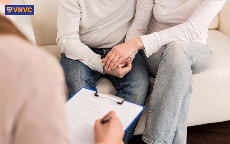 vợ chồng nghe tư vấn sức khỏe