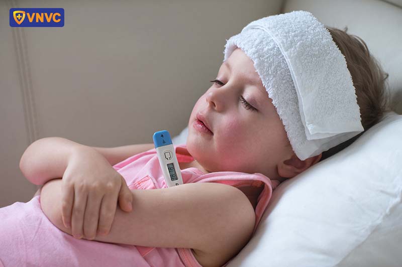 bé bị sốt sau tiêm ngừa