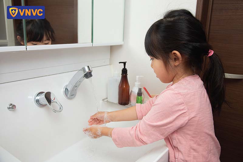 bé có thói quen rửa tay