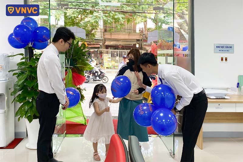 bé được đón tiếp tại trung tâm tiêm chủng vnvc bửu long đồng nai