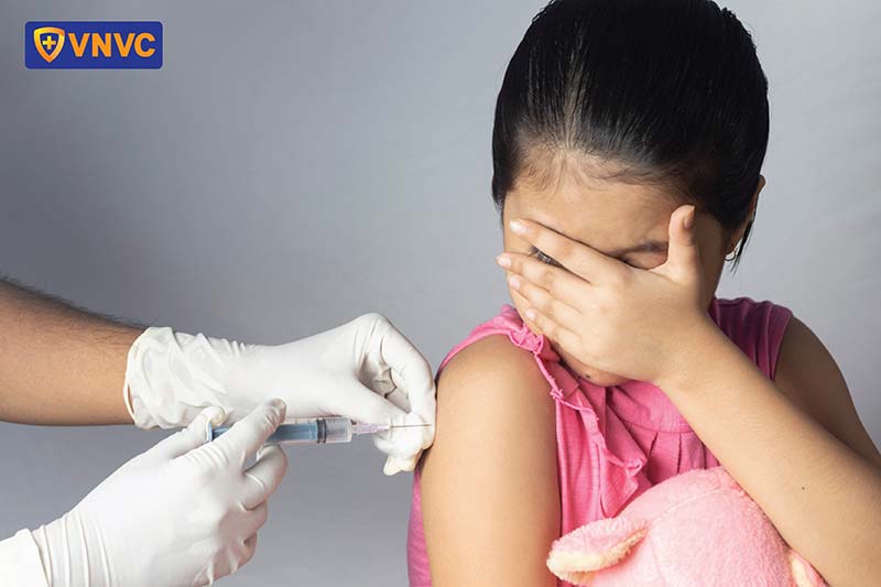 bé gái sợ kim tiêm khi tiêm chủng