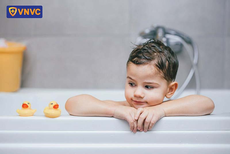 bé trai tắm gội