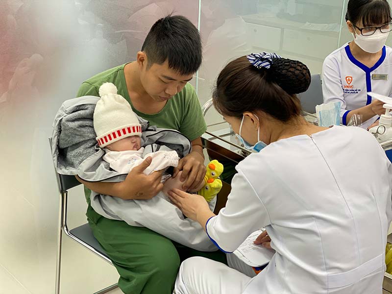 bố đưa con đi tiêm chủng