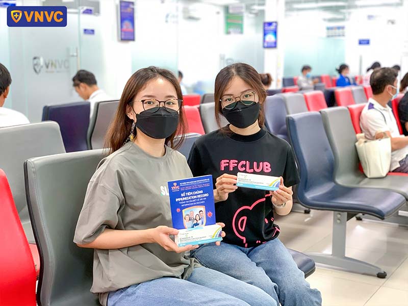 các bạn nữ đi tiêm ngừa ung thư cổ tử cung